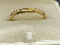 Hallmarked Jewellery: 22ct gold 3mm plain band, size O½. Weight 3.5g.