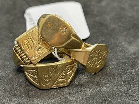 Hallmarked Jewellery: Four 9ct square headed signet rings sizes V, S, R, R½. Weight of (4) 17.9g.
