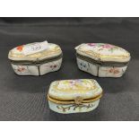 19th cent. Objects of Virtu: Porcelain lidded snuff box decorated with floral design, metal