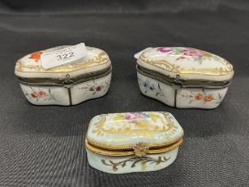19th cent. Objects of Virtu: Porcelain lidded snuff box decorated with floral design, metal