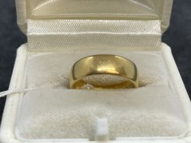 Hallmarked Jewellery: 22ct plain 6mm band, ring size K. Weight 4.7g.