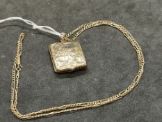 Jewellery: 9ct gold engraved locket and 18ins fancy link chain. 5.3g.