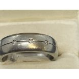 Jewellery: Gentleman's three stone diamond titanium wedding band, size Q. 4.2g.