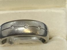 Jewellery: Gentleman's three stone diamond titanium wedding band, size Q. 4.2g.