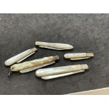 Hallmarked Silver: Mother of pearl and silver blade fruit knives.(5)