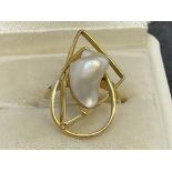 Jewellery: Yellow metal ring set with a freshwater pearl, tests as 18ct gold. Ring size H. Weight