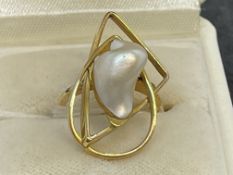 Jewellery: Yellow metal ring set with a freshwater pearl, tests as 18ct gold. Ring size H. Weight