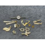 Jewellery: Yellow metal two brooches one set with moonstone, one as a hummingbird, plus eight