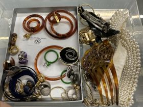 Costume Jewellery: 20th cent. Includes bracelets, beads, simulated pearls, retro necklace, yellow