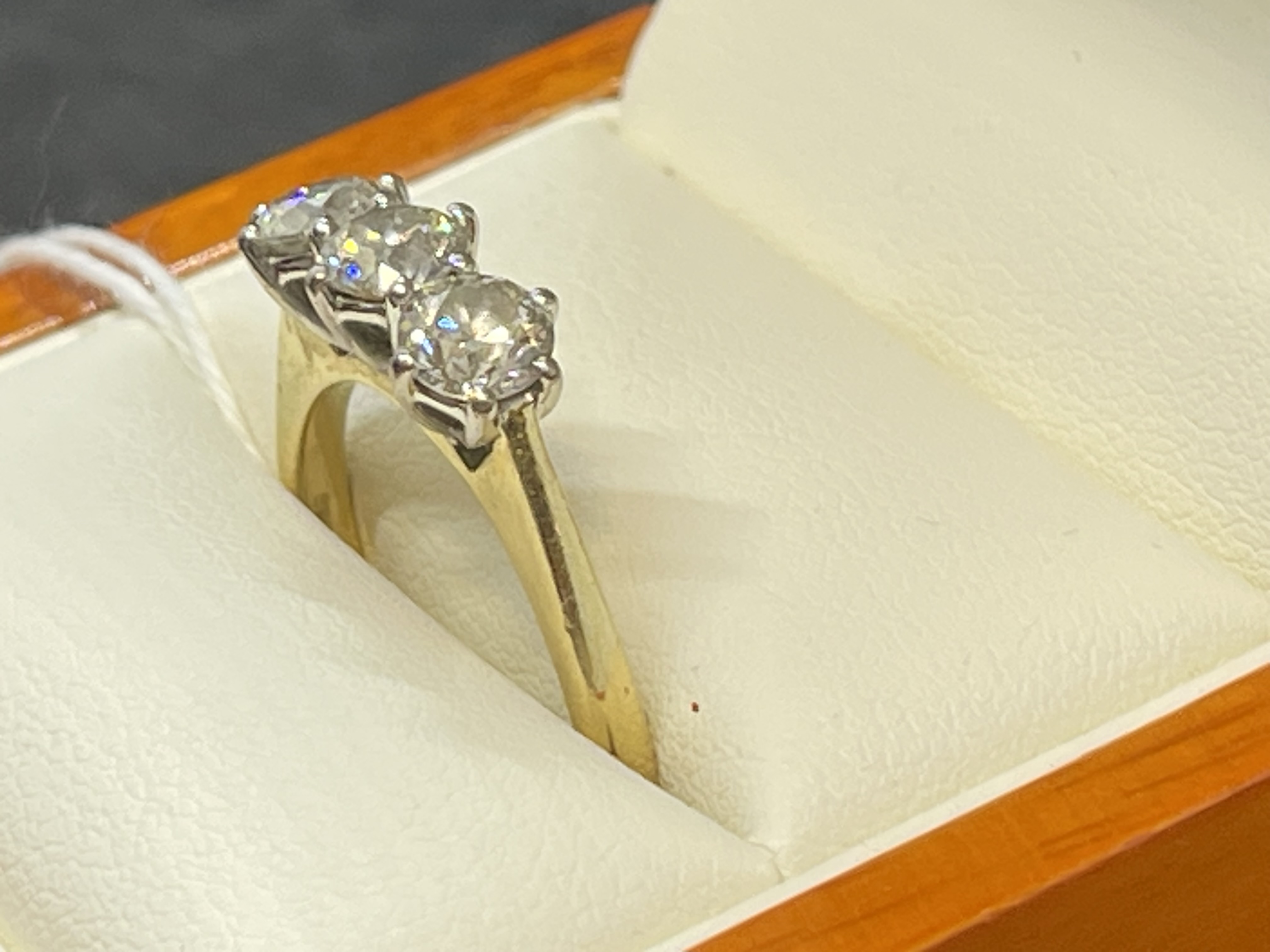 Hallmarked Jewellery: Ring set with three brilliant cut diamonds, weight of one 0.50ct, colour K - Image 4 of 6