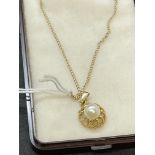 Hallmarked Jewellery: 9ct gold chain (18ins) with a pearl pendant attached, size of cultured pearl