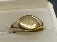 Jewellery: Yellow metal signet ring with 9.5mm x 8mm oval head, tests as 18ct gold. Ring size K.