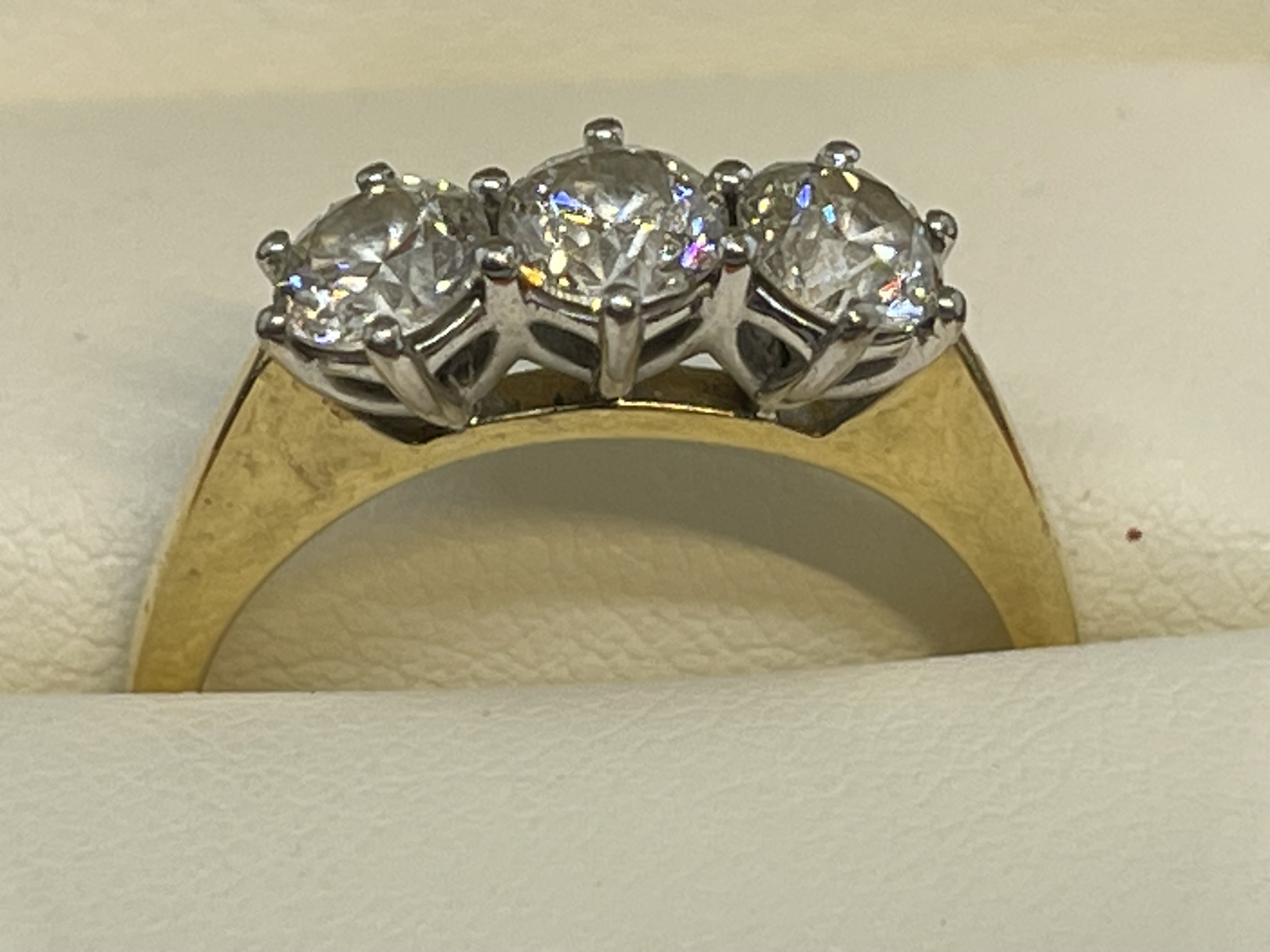 Hallmarked Jewellery: Ring set with three brilliant cut diamonds, weight of one 0.50ct, colour K - Image 2 of 6