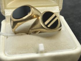 Hallmarked Jewellery: Two 9ct oval signet rings set with onyx, one size Q½ and the other T. Weight