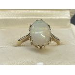 Jewellery: 20th cent. Yellow metal, opal ring, marked 9ct. Size L½. Total weight 3g.