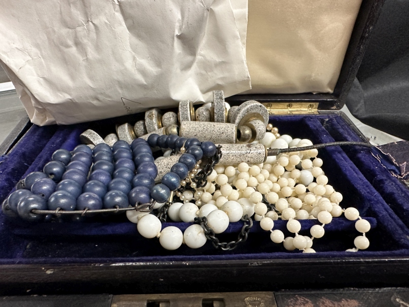 Costume Jewellery: 20th cent. Includes bracelets, beads, simulated pearls, retro necklace, yellow - Image 2 of 2