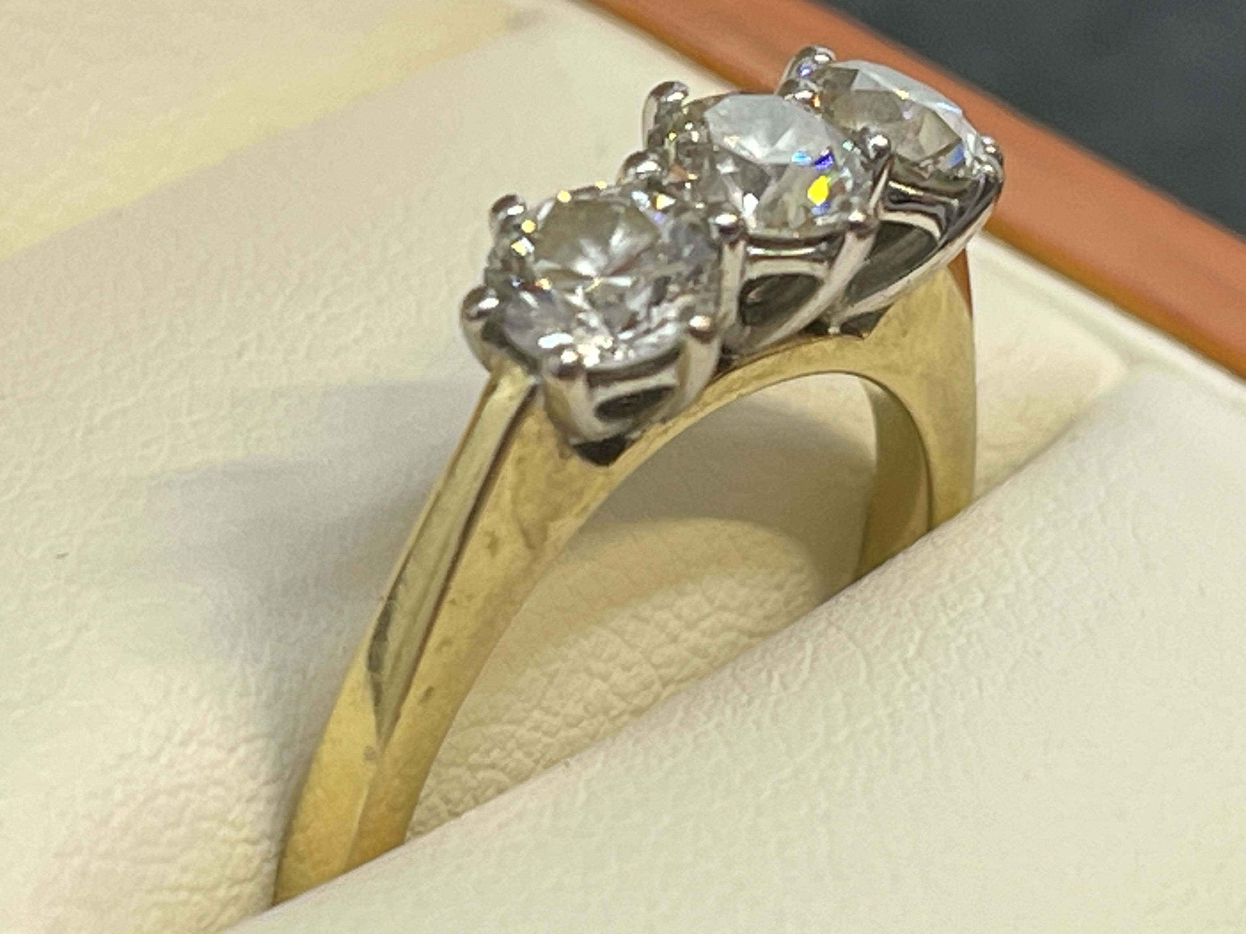 Hallmarked Jewellery: Ring set with three brilliant cut diamonds, weight of one 0.50ct, colour K - Image 3 of 6
