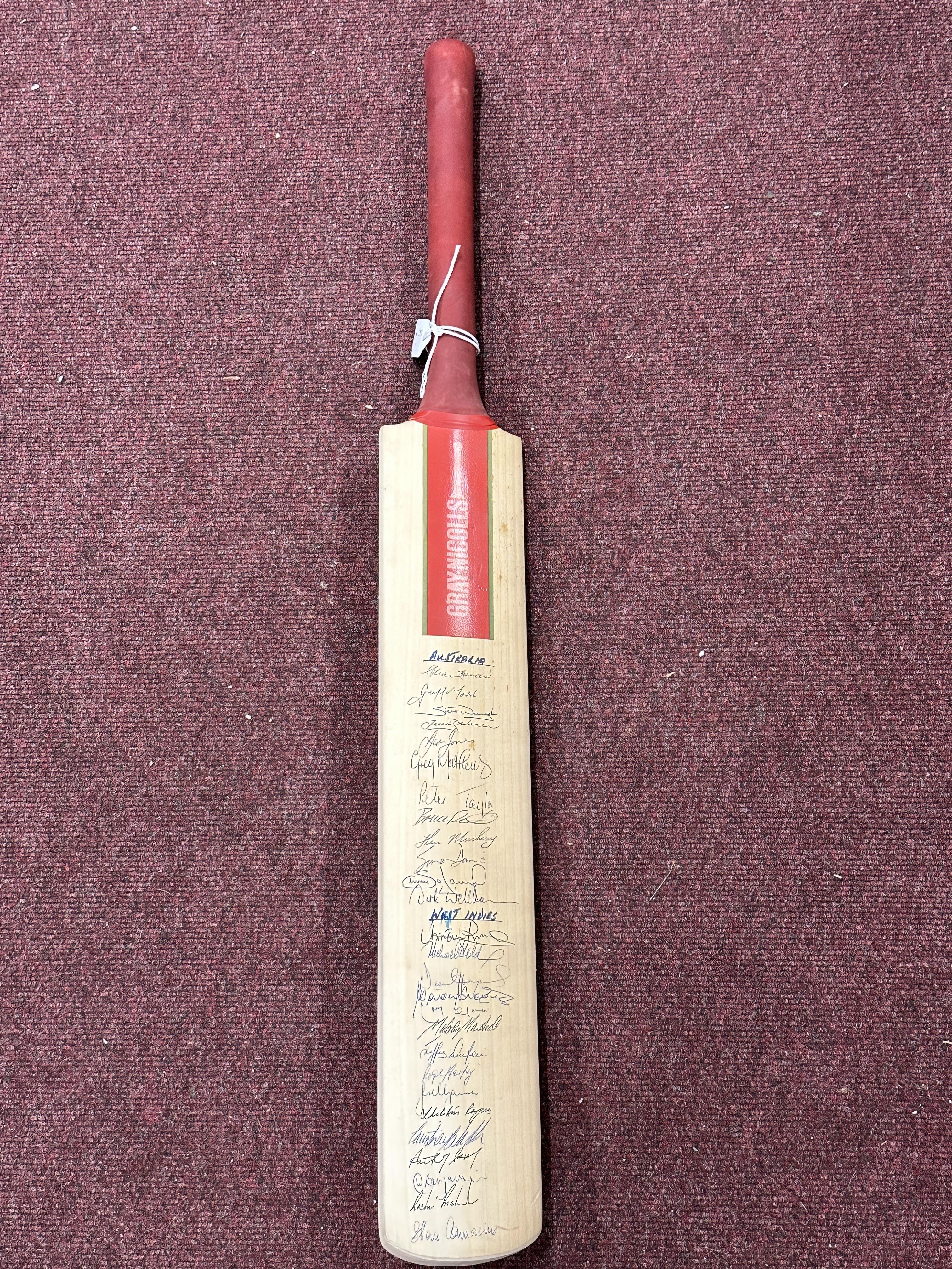 Sporting: Signed grey Nichols cricket bat by the Australian, West Indian and Pakistan 1987 World Cup