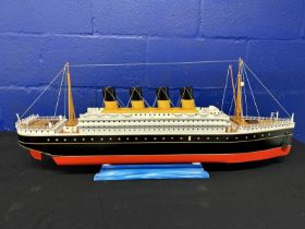 R.M.S. TITANIC: 21st century replica tin plated model of Titanic in original bespoke packing case.