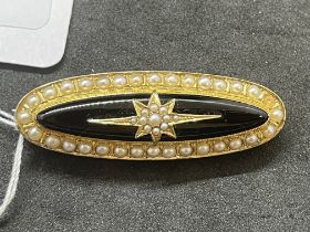 Jewellery: Yellow metal Victorian oval mourning brooch set with onyx and pearls