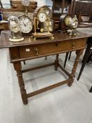 19th cent. Oak lowboy with pear drop handles.