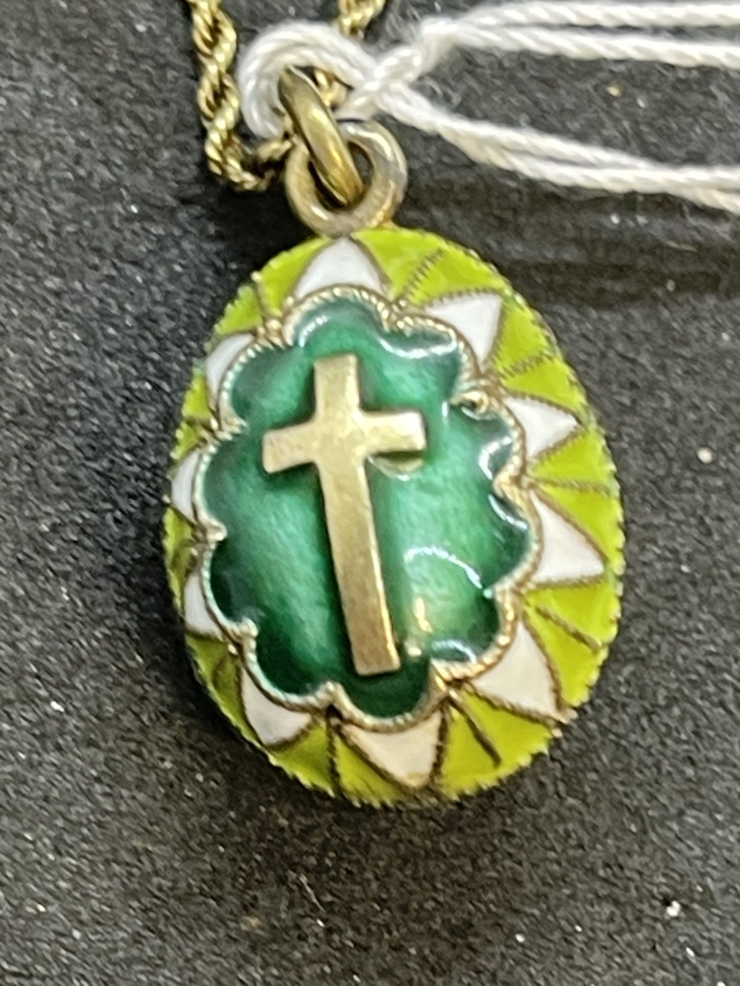 Jewellery: Yellow metal chain (18ins) with a green enamelled egg pendant attached 17.5mm x 14.5mm - Image 2 of 3
