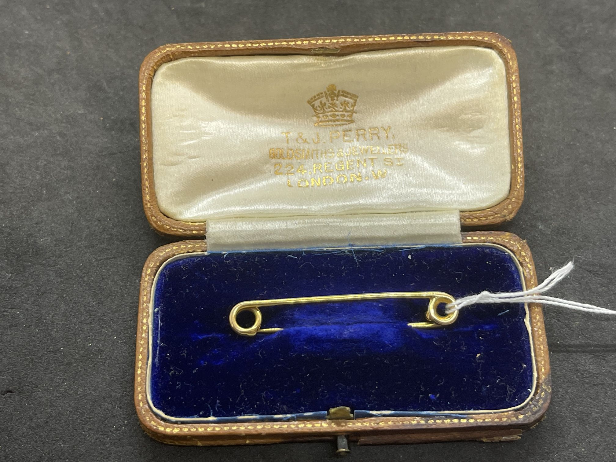 Jewellery: Yellow metal tie pin, marked 15ct. Weight 2.2g.