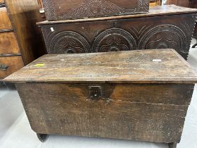 18th cent. Oak and elm coffer. 34ins. x 19½ins. x 15ins.