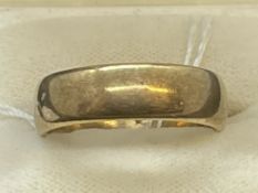 Jewellery: 9ct gold 7mm band. Hallmarked Birmingham. Ring size U. Weight 7.3g.