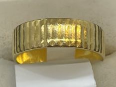 Jewellery: 22ct gold 6mm fancy band, hallmarked London, size M½. Weight 5g.