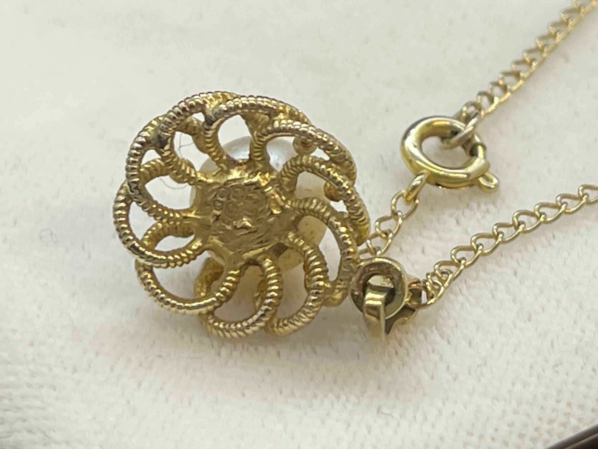 Jewellery: 9ct gold chain (18ins) with a pearl pendant attached, size of cultured pearl 7mm. - Image 3 of 3