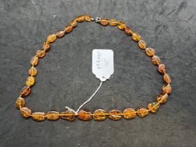 Jewellery: Necklet consisting of (35) graduated oval shaped beads