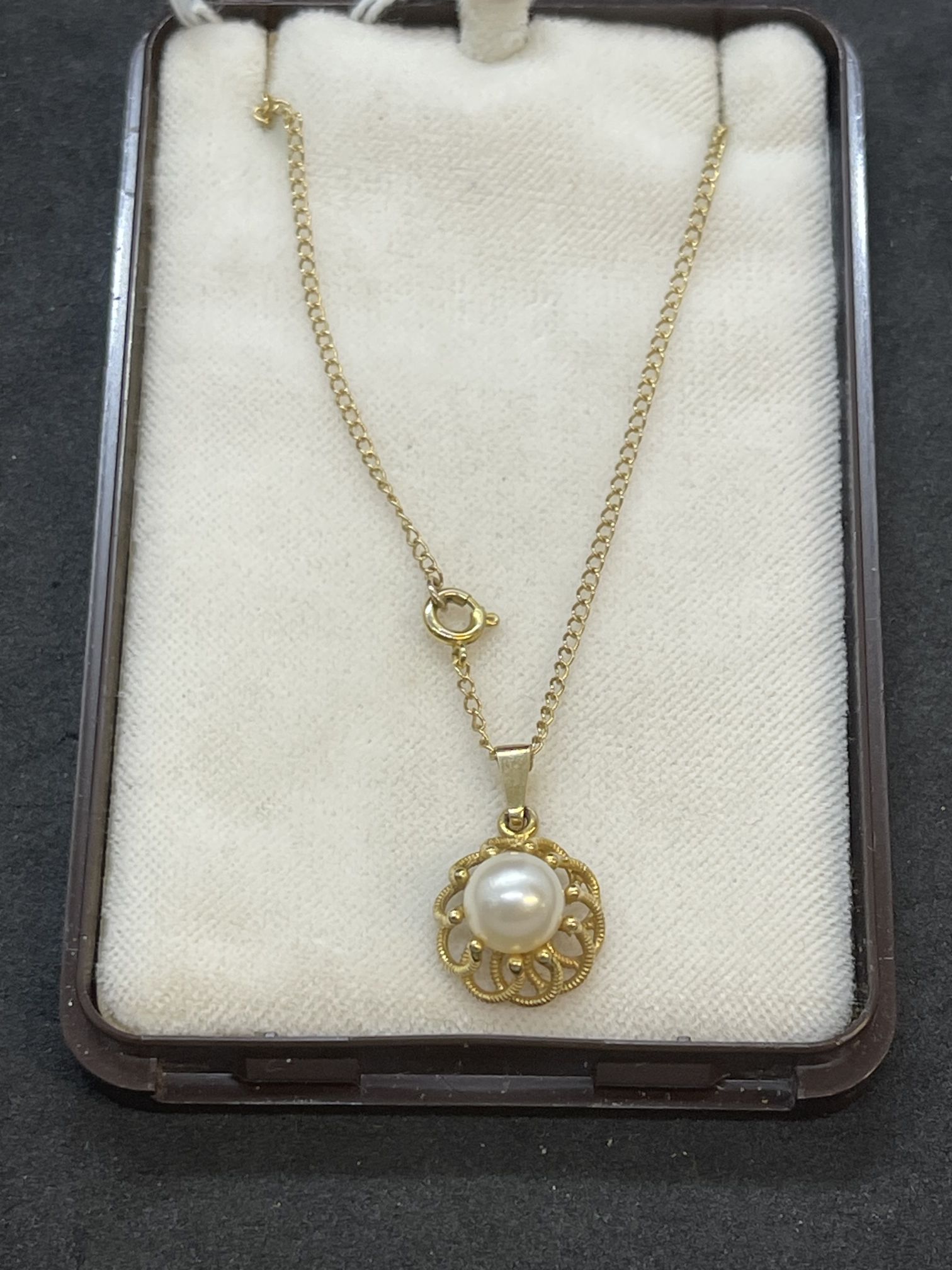 Jewellery: 9ct gold chain (18ins) with a pearl pendant attached, size of cultured pearl 7mm. - Image 2 of 3