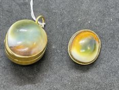 Jewellery: Yellow metal oval hinged locket set with multicoloured agate and an oval brooch
