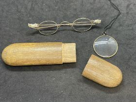 Jewellery: Yellow metal spectacles in a wooden case. Plus a yellow metal monocle