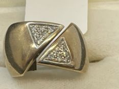 Jewellery: 9ct gold ring with an open head each side set with six brilliant cut diamonds