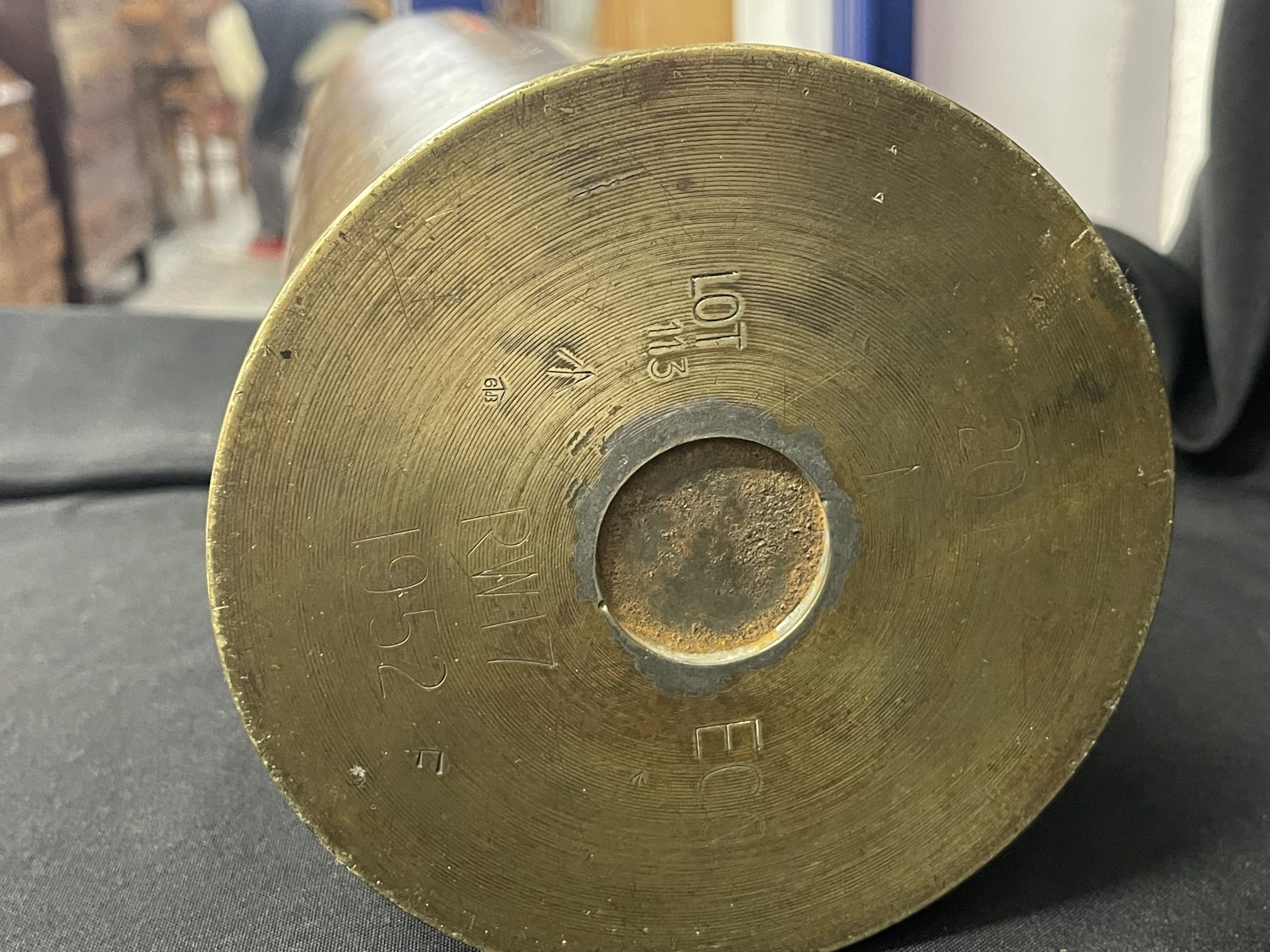 Militaria: Brass Army 20 Pounder Centurion Tank shell case with ashtray insert. Height 24½ins. - Image 3 of 3