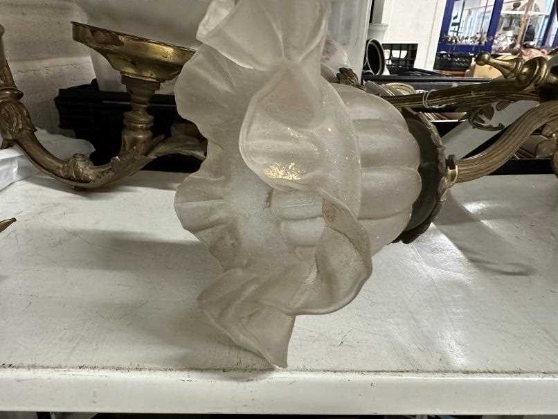 Lighting: - Image 3 of 8