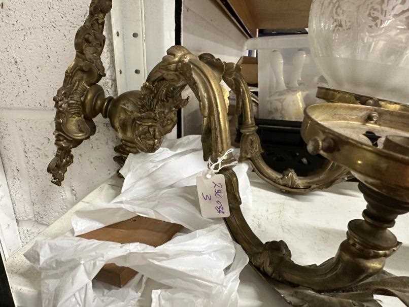 Lighting: - Image 4 of 8