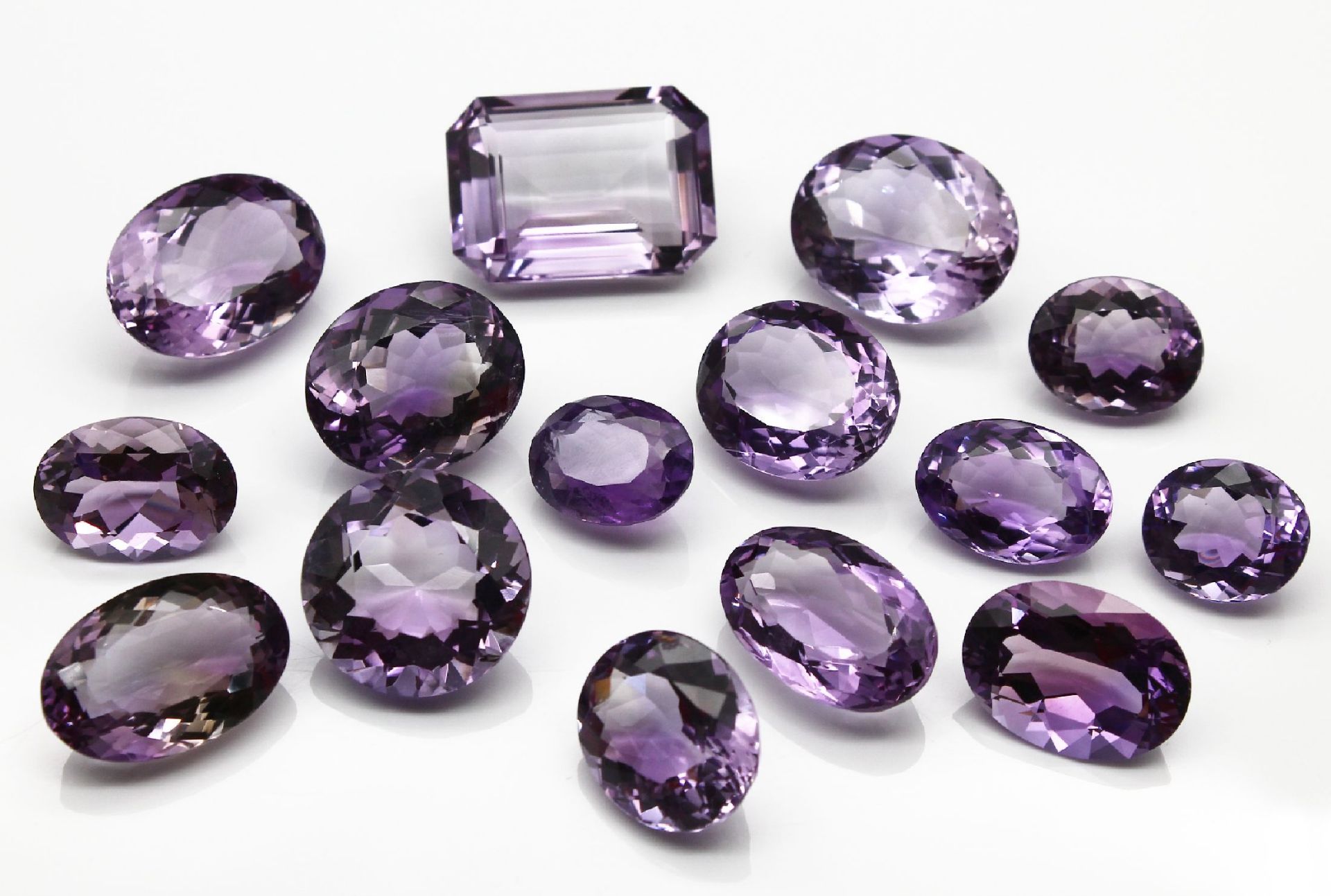 Lot 15 lose Amethyste, ca. 280.00 ct, Idar-Obersteiner