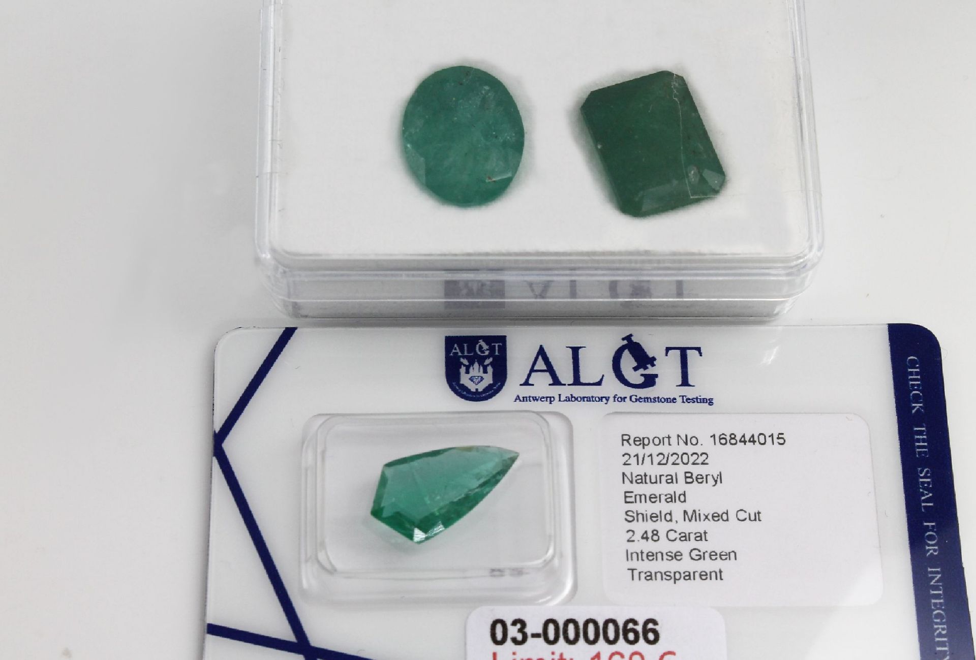 Lot 3 lose Smaragde,   zus. 22.52 ct, 1 x ovalfacett. 9.29