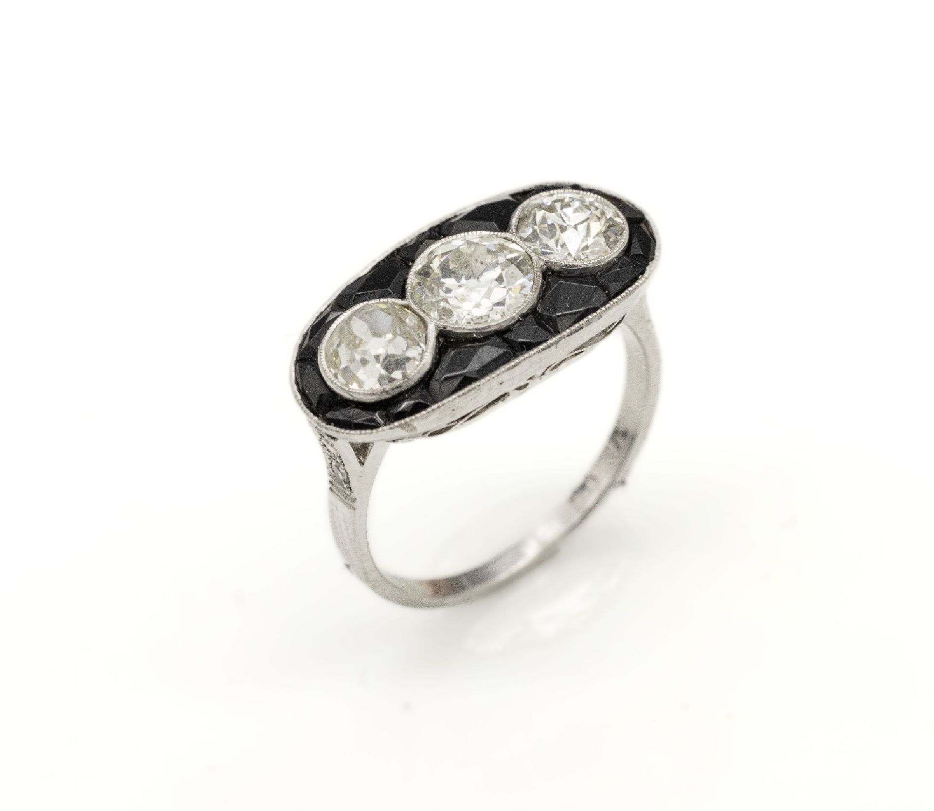 Platin Art-Deco Diamant-Onyx-Ring,   3 Altschliff-Diam.