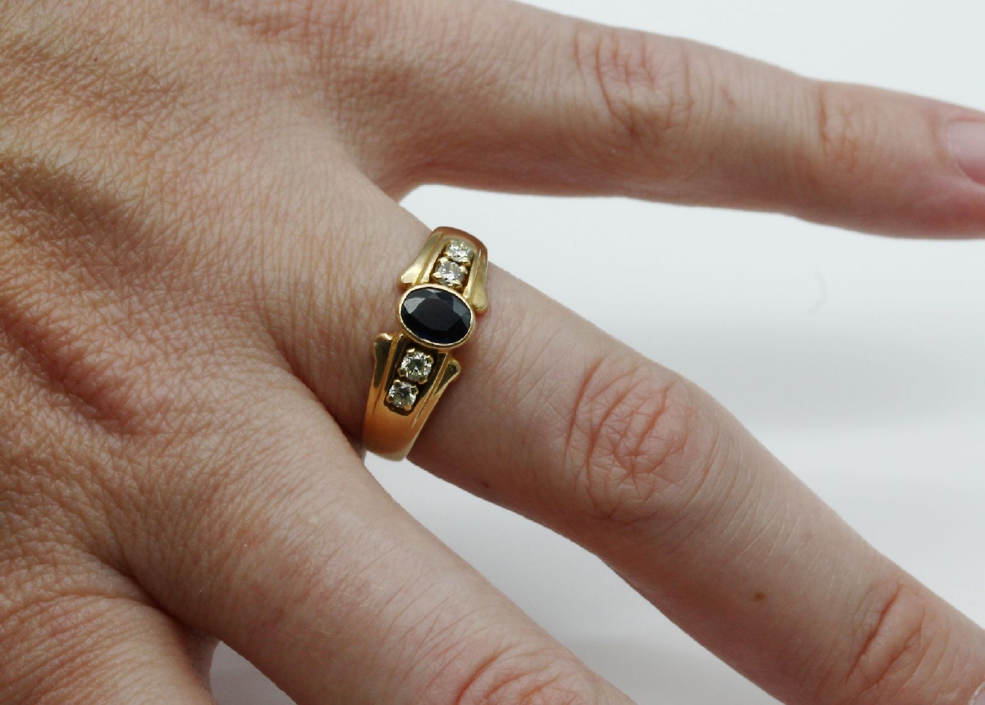 18 kt Gold Saphir-Brillant-Ring,   GG 750/000ovalfacett. - Bild 3 aus 4