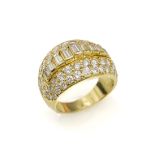 18 kt Gold Ring mit Diamanten, GG 750/000, Ringkopf bes.