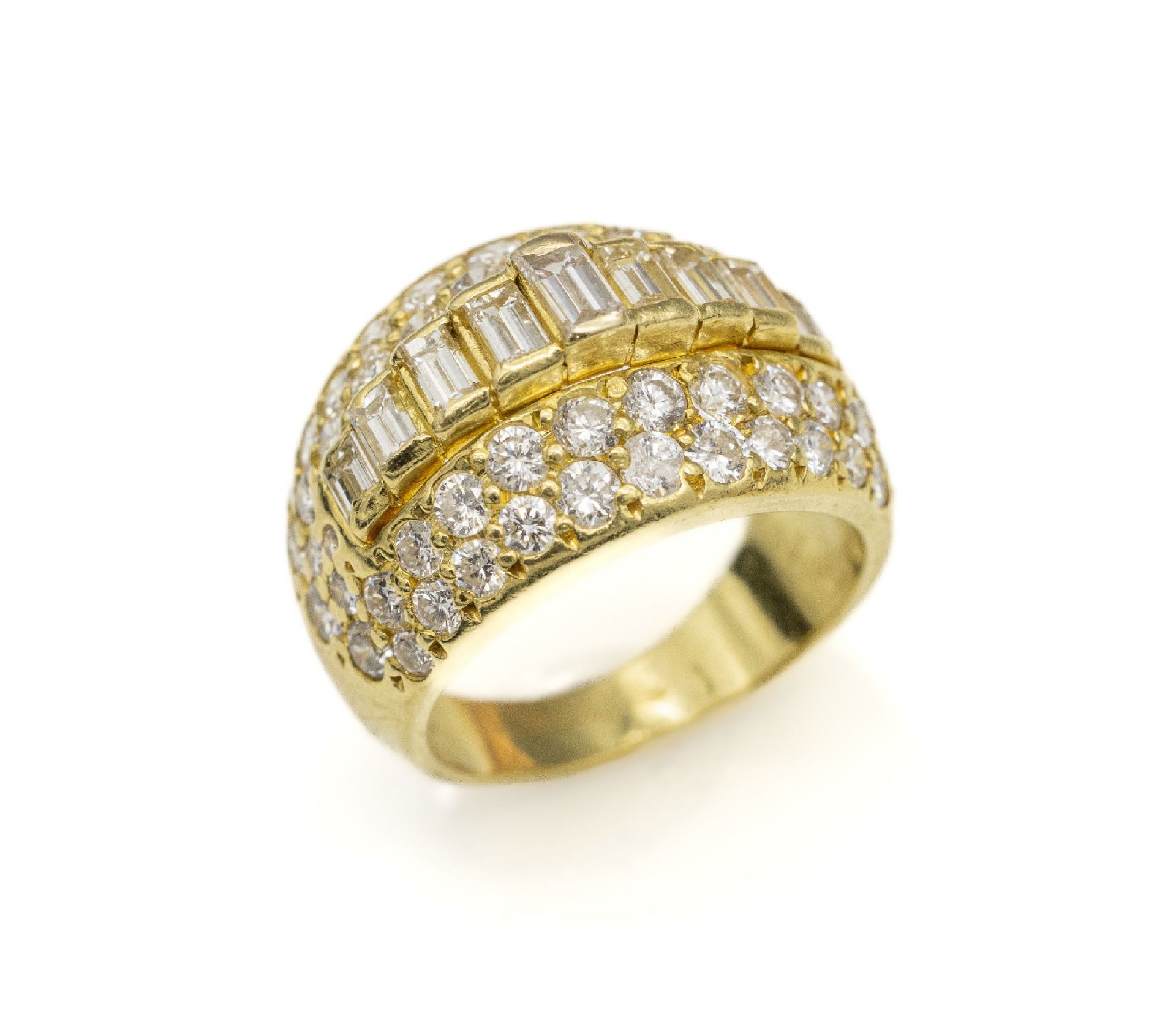 18 kt Gold Ring mit Diamanten, GG 750/000, Ringkopf bes.