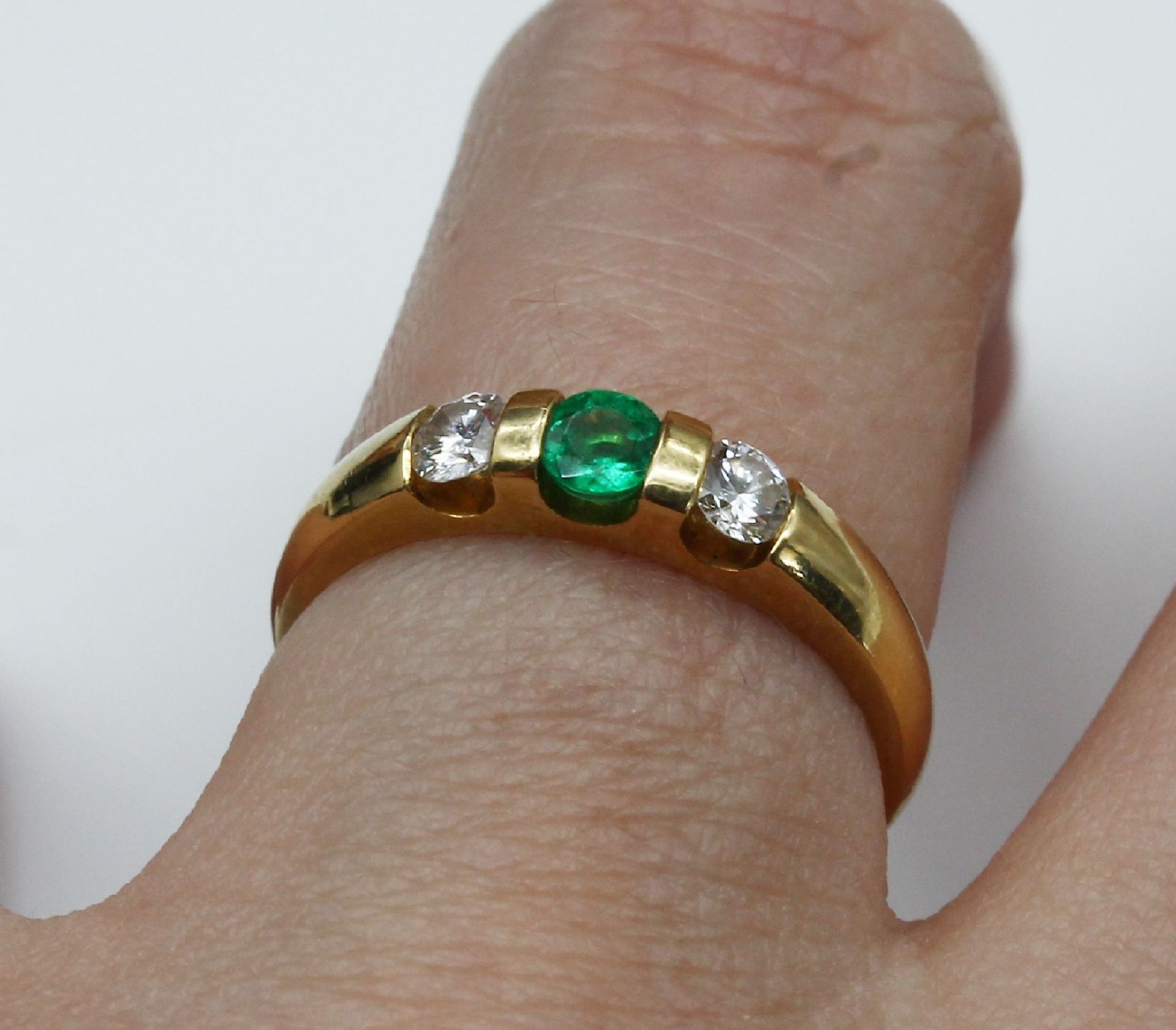 18 kt Gold Brillant-Smaragd-Ring, GG 750/000, mittig - Image 2 of 2