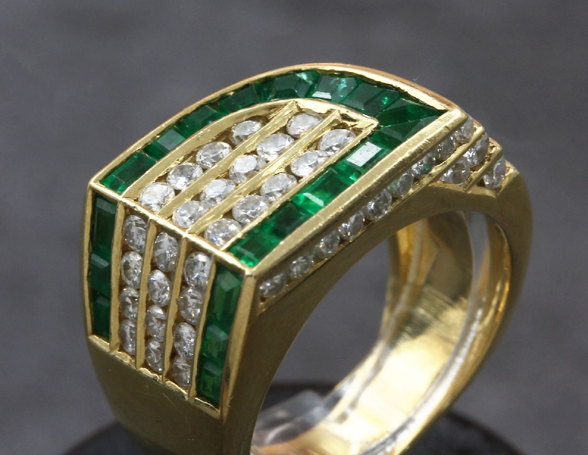 18 kt Gold Smaragd-Brillant-Ring,   GG 750/000, Smaragde - Bild 2 aus 3