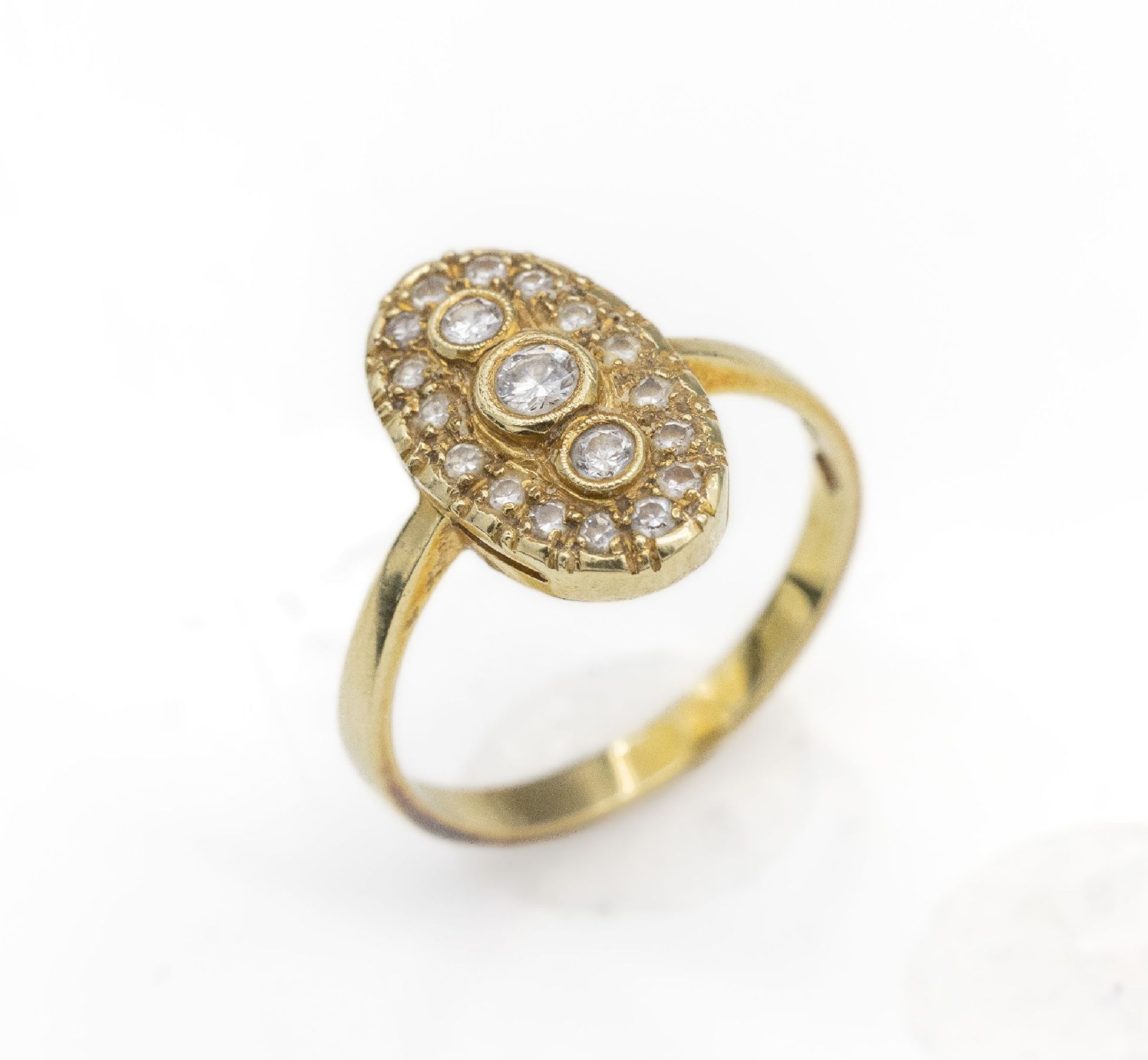 14 kt Gold Diamant-Ring,   GG 585/000, ovalerRingkopf mit