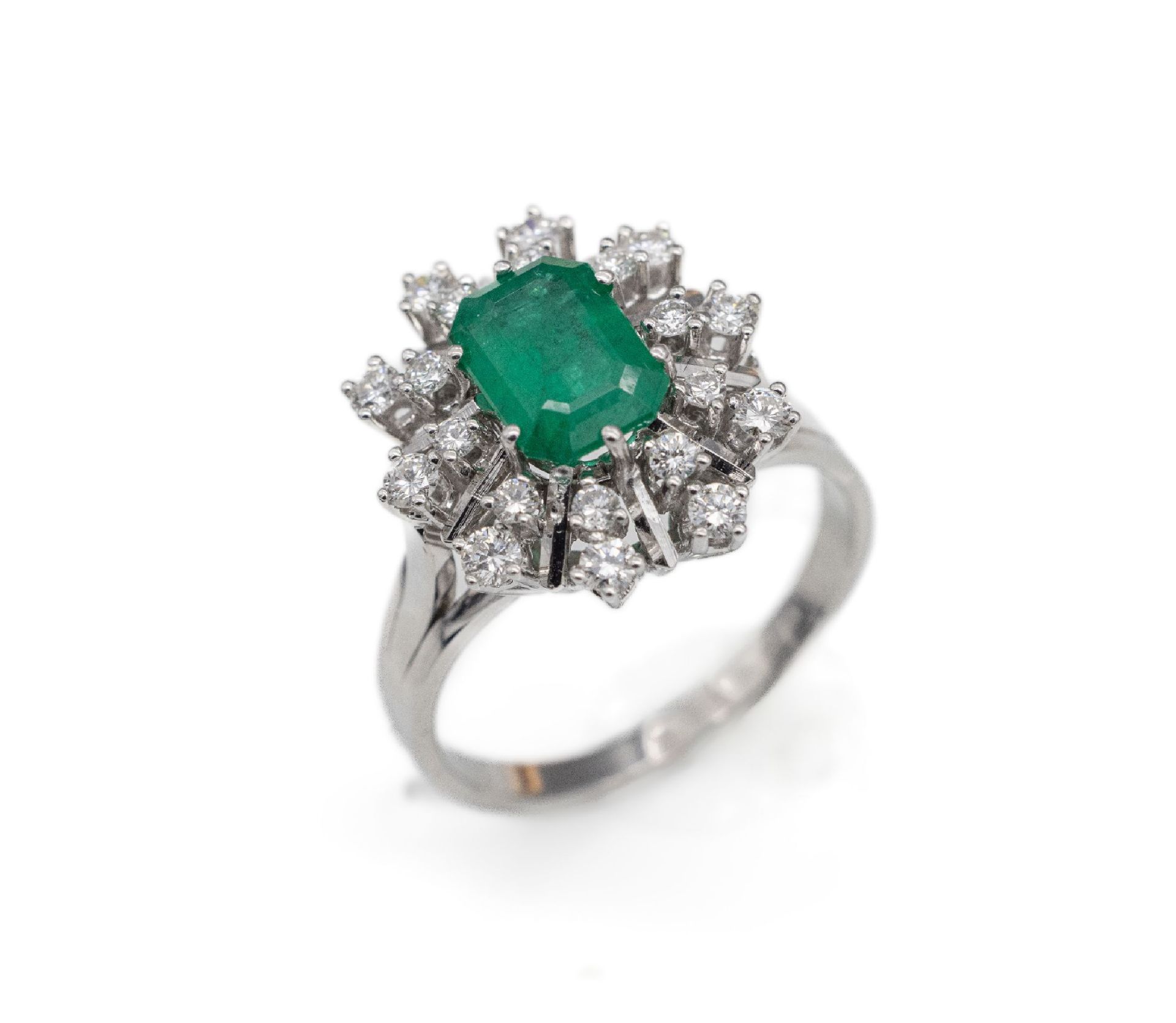 18 kt Gold Smaragd-Brillant-Ring,   WG 750/000, mittig
