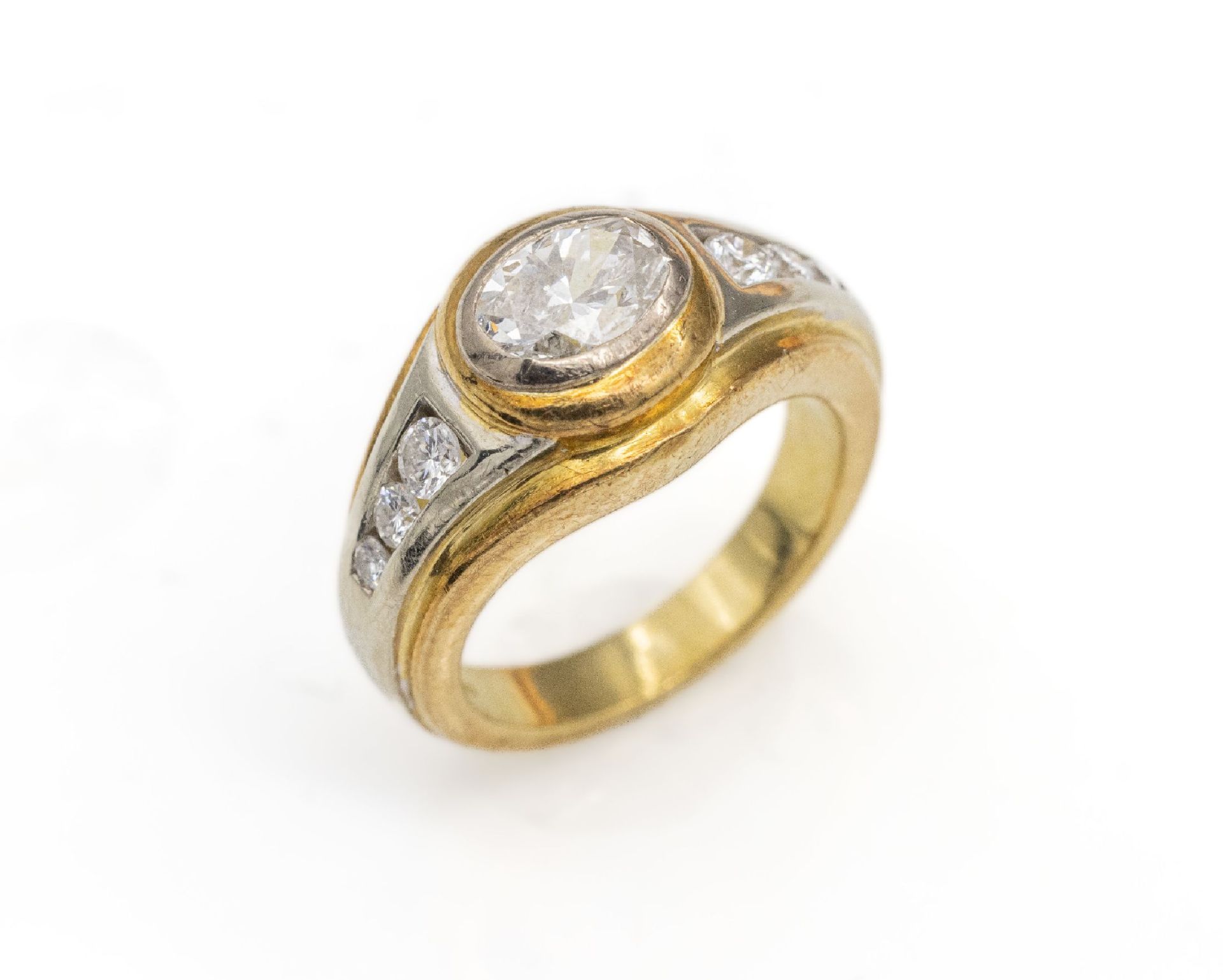 18 kt Gold Diamant-Ring,   GG/WG 750/000, mittig ovaler